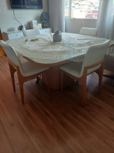 Vendo mesa laqueada 4 cadeiras 