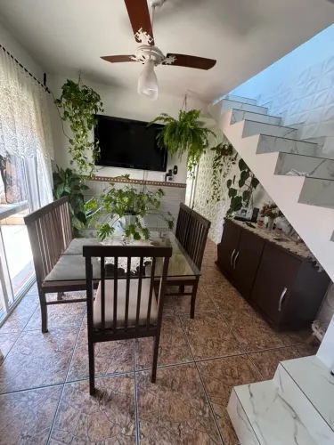 VENDO SALA DE JANTAR MESA DE VIDRO 6 CADEIRAS + APARADOR