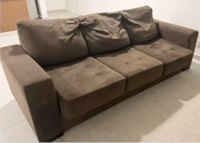 Vende-se sofá de três lugares. Comprimento: 2,30