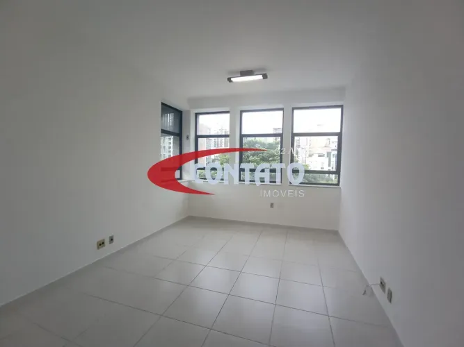 ALUGA / SALA COMERCIAL / 26 m² / 01 BANHEIRO / PRÉDIO COM ELEVADORES / PORTEIRO 24H