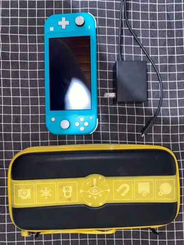 Nintendo Switch Lite Azul Turquesa + Case de proteção Zelda + carregador original