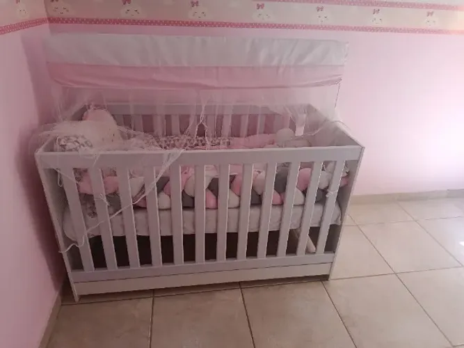 Conjunto berço, guarda roupa e colchão