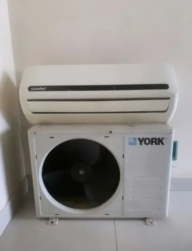AR-CONDICIONADO SPLIT COMFEE 12.000 BTUs, 220V