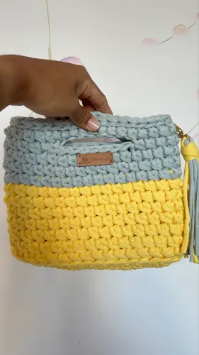 Bolsa artesanal em fio de malha