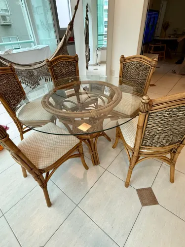 Mesa jantar , tampão vidro ( 1,20cm ) acompanha  cinco cadeiras .