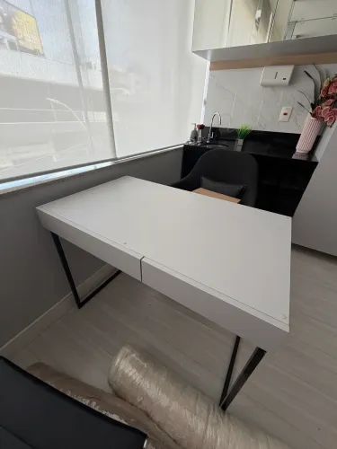 Mesa em marcenaria com pés de metalon.