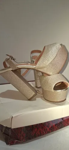 SANDÁLIA DOURADA COM GLÍTER VIZZANO
