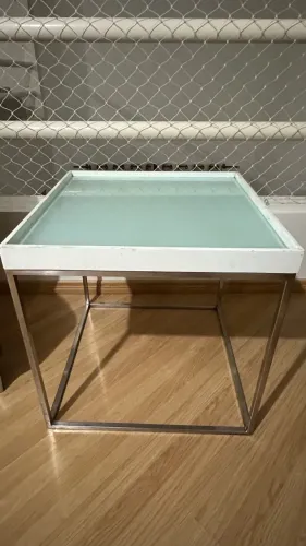 Mesa lateral em aço inox e tampo de vidro 