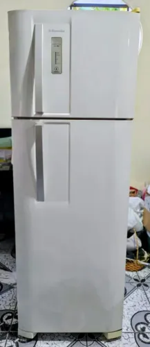 VENDO GELADEIRA ELECTROLUX DF36A - 310L - FROST FREE