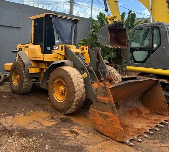 Máquina carregadeira volvo-L60