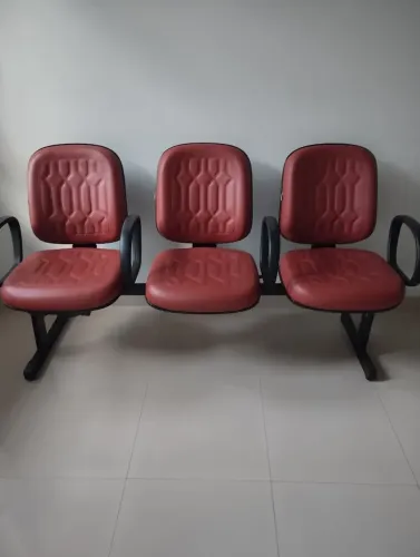 Cadeiras tipo longarina para sala de espera