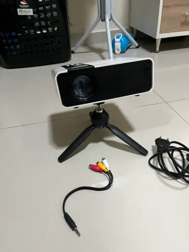 Mini Projetor Portátil + Tripé e Cabos - Ótimo Estado