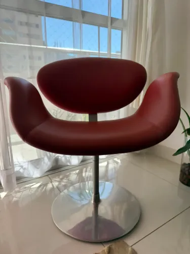 Cadeira tulipa em couro e inox