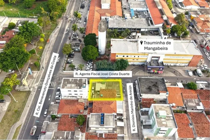 Terreno Comercial de Esquina com 300m² em Mangabeira