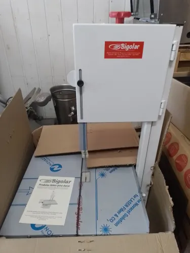 Serra fita com moedor e mesa móvel lâmina 1,87m. Marca Bigolar