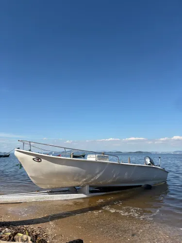 Lancha tipo Corisco com motor de 20hp e carretinha 