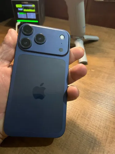iPhone XR na carcaça do 17 pro max azul titânio 