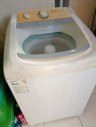 Máquina de lavar 10 kg funcionando 