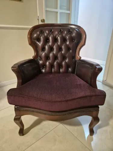 poltrona de madeira de mogno