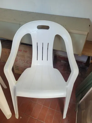 Cadeiras plásticas 