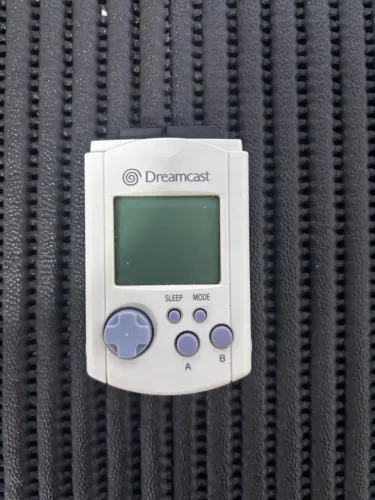VMU (Visual Memory Unit) original do Sega Dreamcast, a famosa memória com tela do console