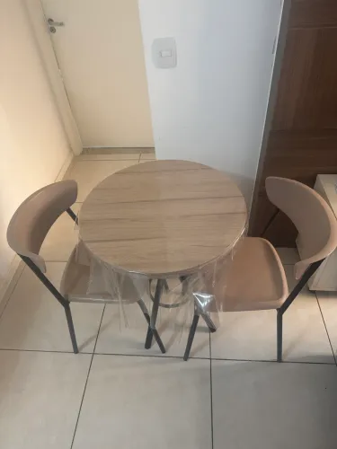 Vendo Jogo de Mesa e 2 cadeiras para cozinha ou varanda!