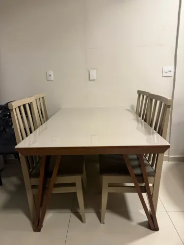 Mesa com 4 cadeiras