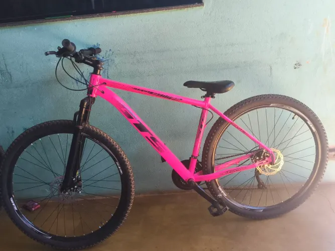 Vende -se bicicleta rosa 3 meses de uso com nota fiscal 800 reais .