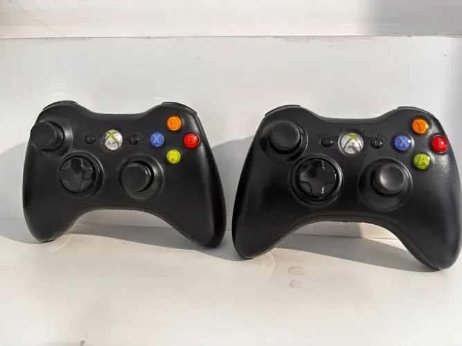 Par de Controles Xbox 360 Originais Sem Fio (Pretos)