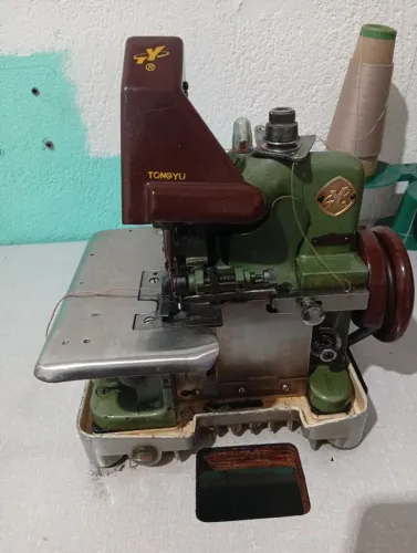 Máquina overloque chinesinha tongyu funcionando e no ponto regulada motor silencioso