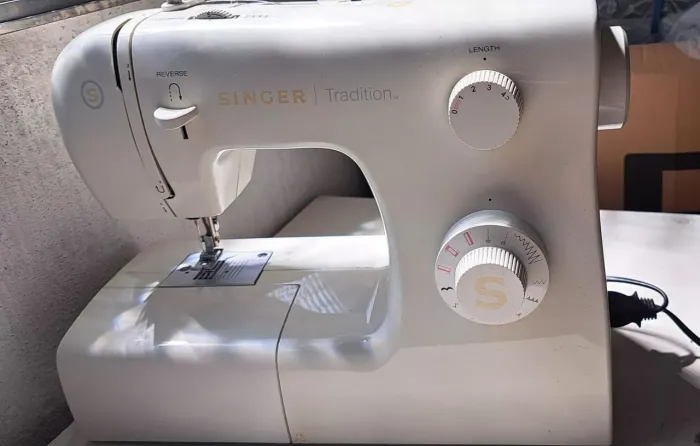 Máquina de Costura Singer Tradition - Usada