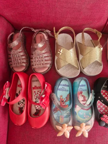 Sandalias  infantis melissa , cada uma  por 40 reais