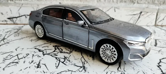 Miniatura BMW 760Li Scala 1:24 Som&Luz