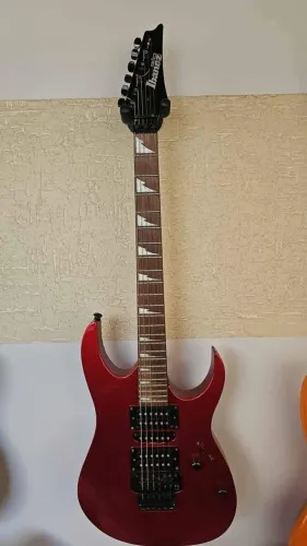 Ibanez GIO GRG270 na cor Candy Apple / Jewel Red.