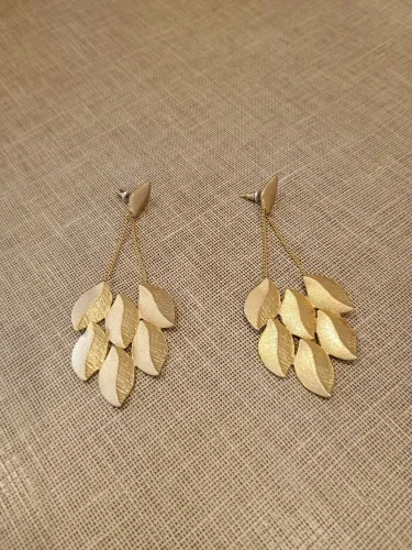 Brincos dourados de folhas
