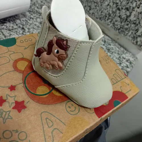 Botinha unisex novinha tamanho 17/18