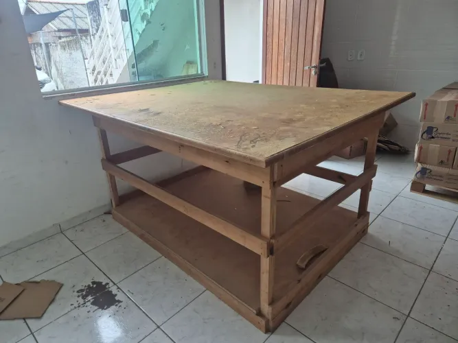 Mesa grande para corte, desenho etc..