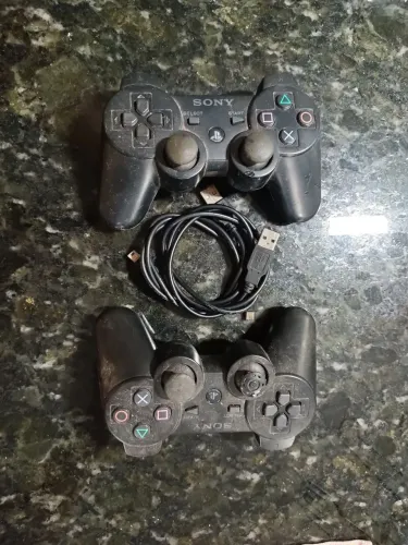 Lote com 2 Controles PlayStation 3 PS3 + Cabo USB de Carregamento