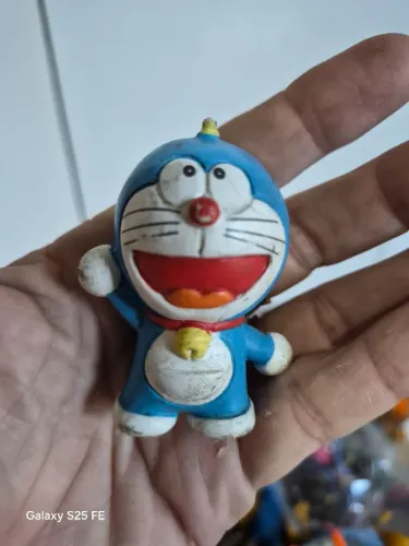 Doraemon, um popular robô-gato azul vindo do futuro em uma animação japonesa. 