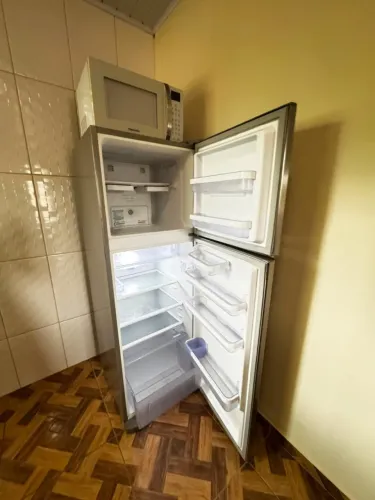 Geladeira FrstFree Painel Blue Touch Eletrolux DFX42 com 370 litros Inox Valor R$ 1.800,00