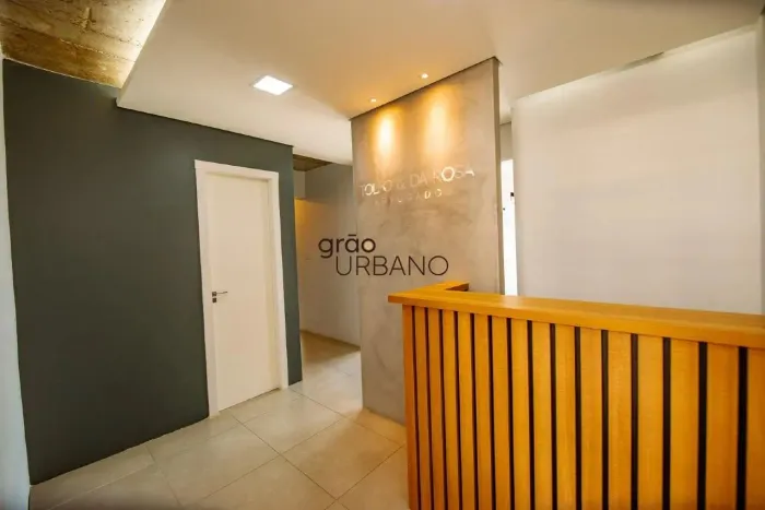 Sala com divisórias para locação em andar alto