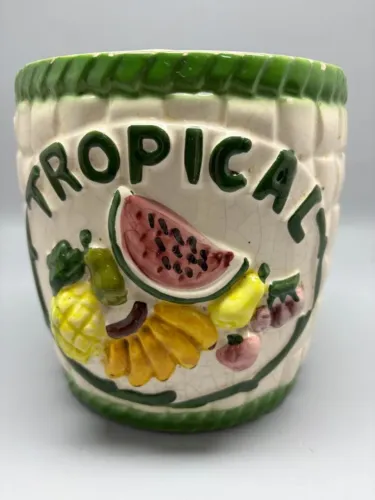 Pote de cerâmica contendo 4 colheres de pau