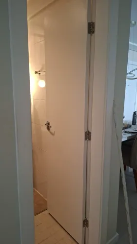 Portas para banheiro e sala