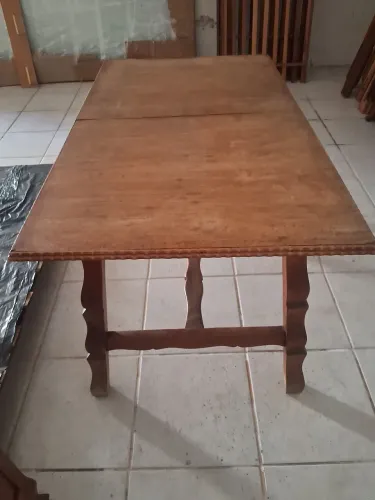 Mesa de Jantar antiga de madeira trabalhada, com tábua extensora, seis lugares.