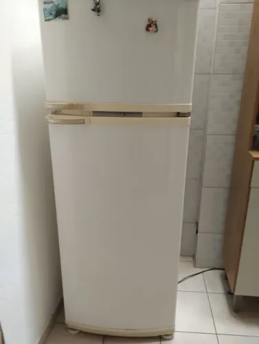 Geladeira Brastemp Frost Free, com freezer, funcionando perfeitamente