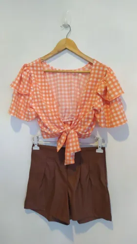 Short em Pu Tam G e blusa xadrez