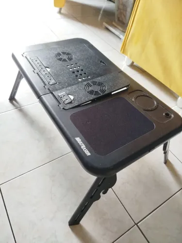 Suporte de mesa dobrável para notebook da Multilaser.