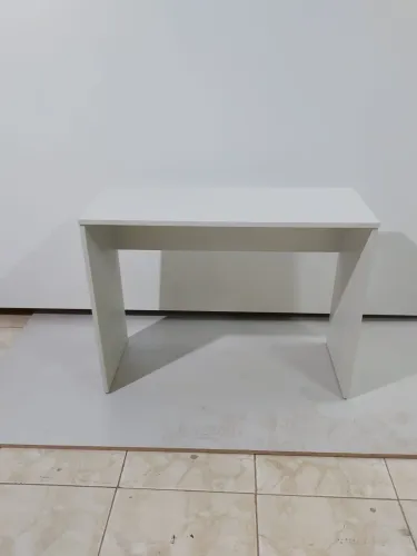 Mesa escrivaninha em MDF laqueado na cor verde claro