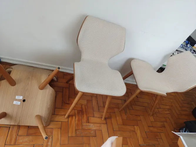 03 Cadeiras com encosto de madeira e frente estofada para um conforto e beleza da sala.