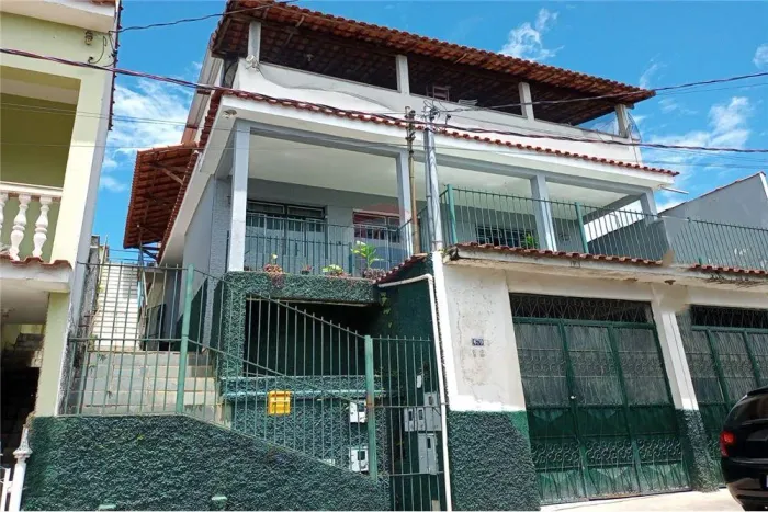 Venda Sobrado/Apartamento 353,26m2, com 3 quartos/suíte, garagem e 2 Aptos de 80,90m2 e 89
